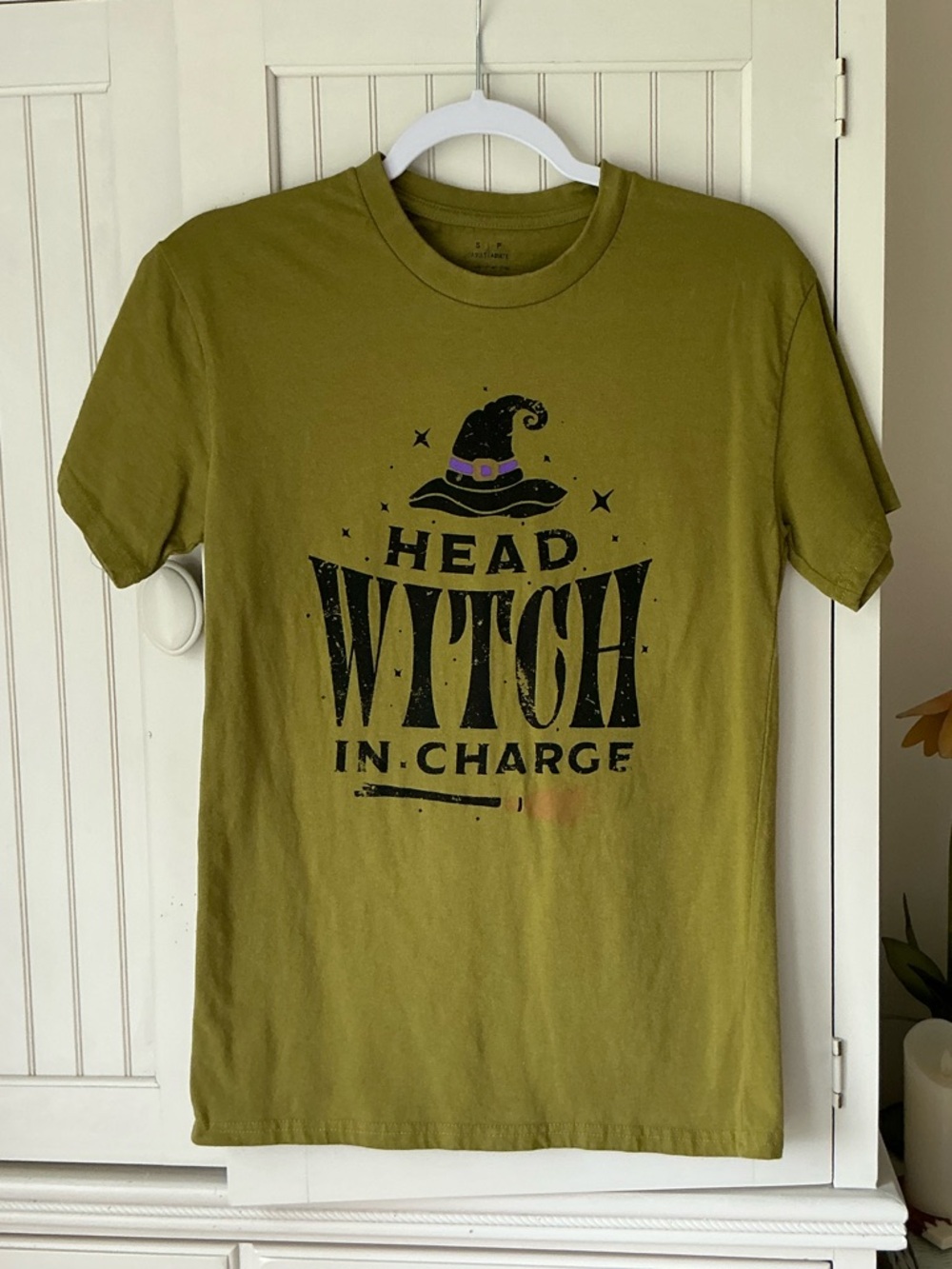 NWOT Halloween HEAD WITCH IN CHARGE Short Sleeve T-Shirt 🧙🏻‍♀️